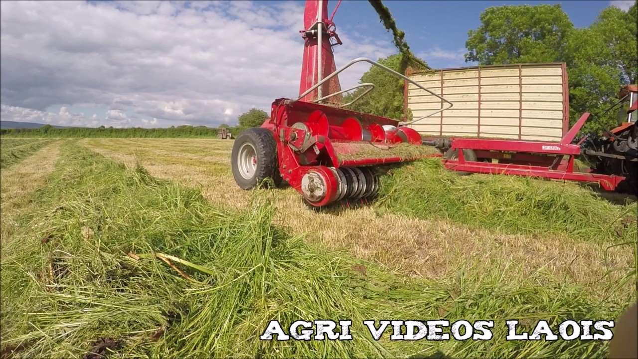 牵引式青贮机作业视频