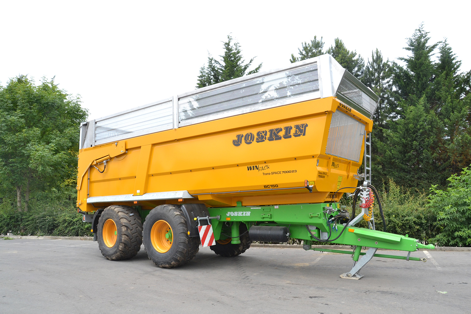 庄稼汉拖车装进集装箱运往海外