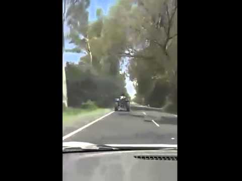 老司机公路飙车把拖拉机开到百公里时速