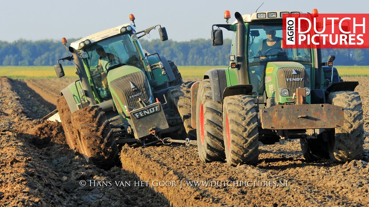 两台芬特拖拉机拉动一台犁作业
