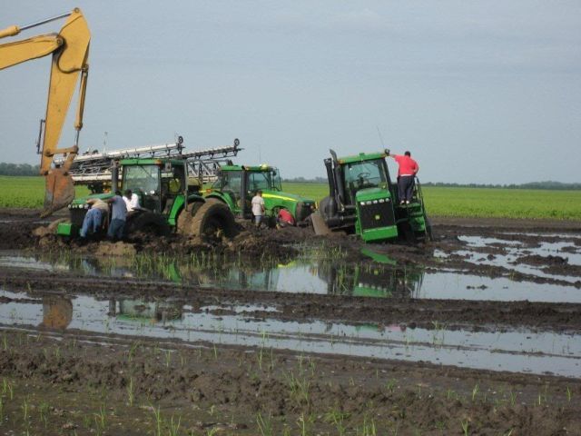 三哥们又开始和拖拉机拔河较劲了