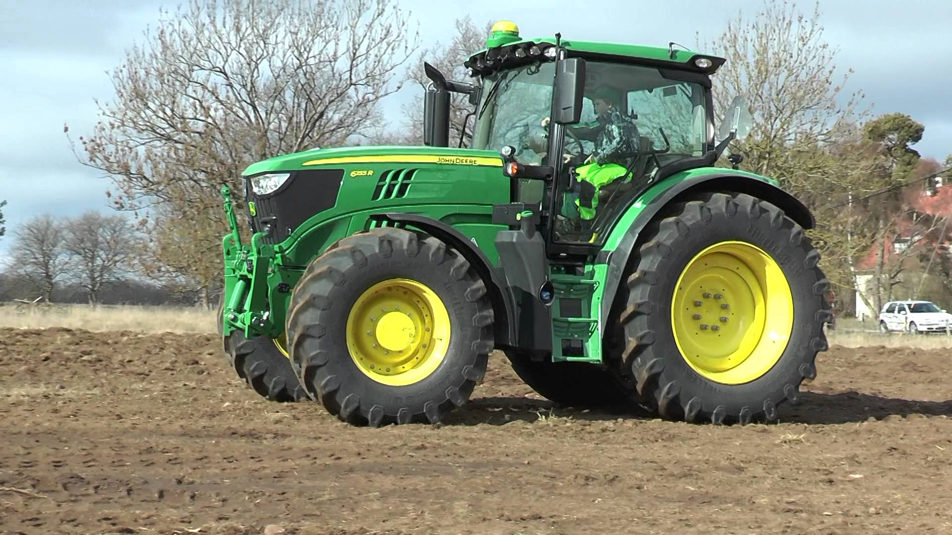 迪尔6155R拖拉机配覆膜机作业