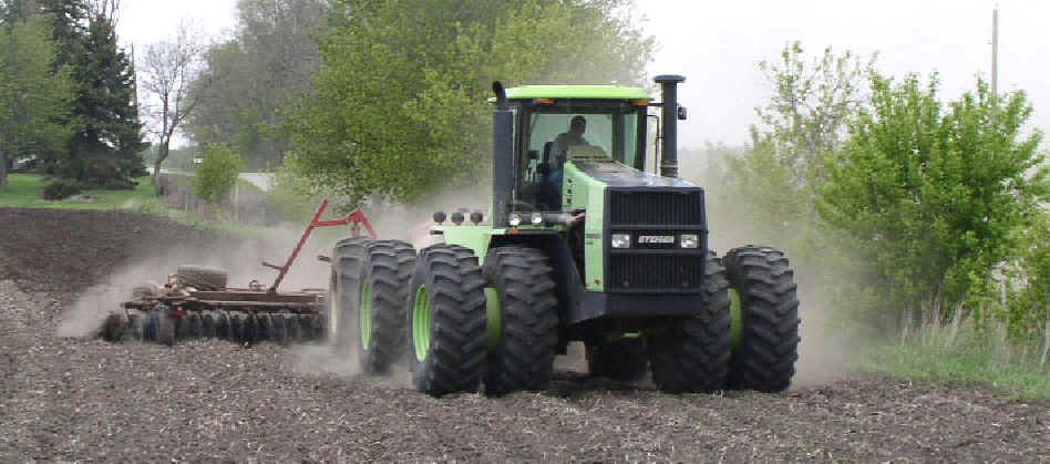 几十年前的大马力拖拉机