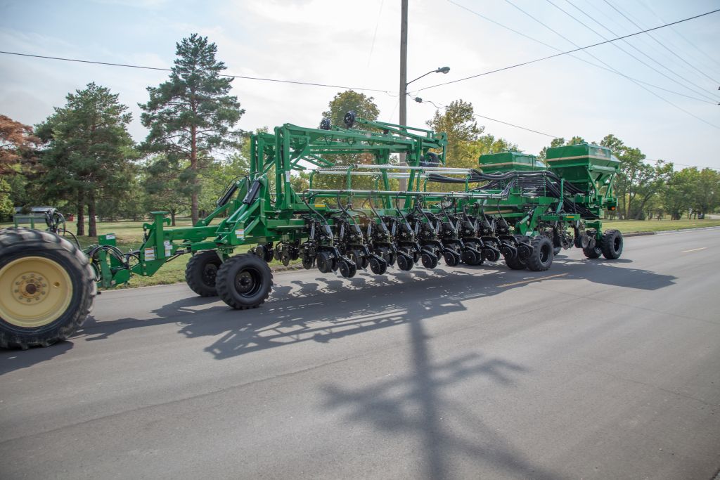 纽荷兰配大平原2425F播种机进行春播作业