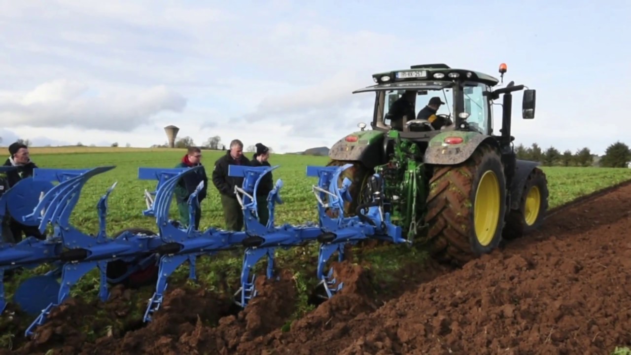 迪尔拖拉机配雷肯栅条犁进行春耕