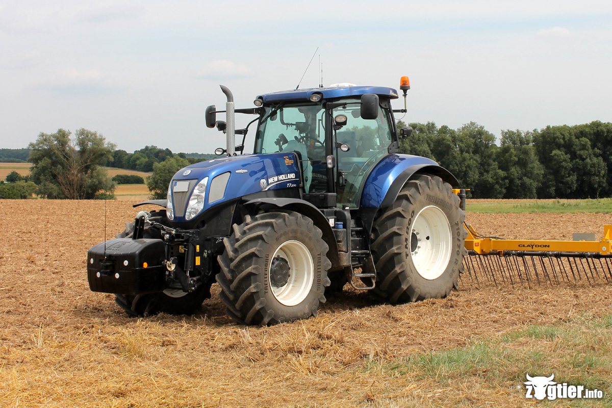 纽荷兰T7.315拖拉机夜间纽荷兰T7.315拖拉机夜间作业