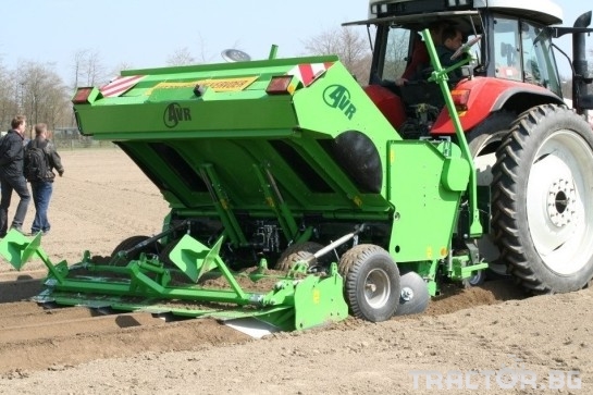 AVR公司Ceres 450整形起垄机介绍