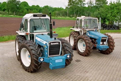 2台COUNTY 1184TW拖拉机配2犁作业