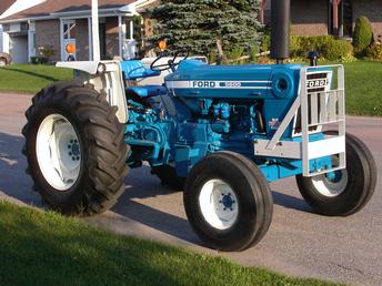 福特5600拖拉机犁地作业