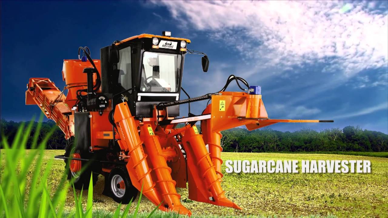 美女驾驶拖拉机，散发格外魅力