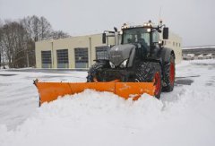 冬季里的拖拉机如何清雪的