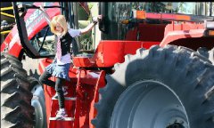 一群年轻人一边玩一边开拖拉机