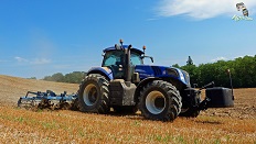 纽荷兰T8系列拖拉机换三角履带作业