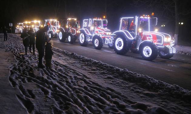 拖拉机身披霓虹灯跳起广场舞