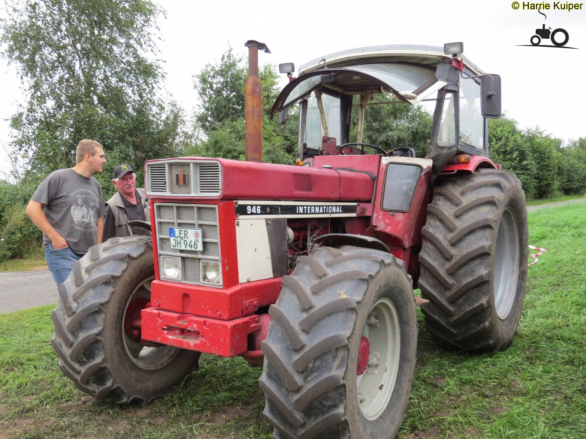 40多年前万国946拖拉机工作好不费力