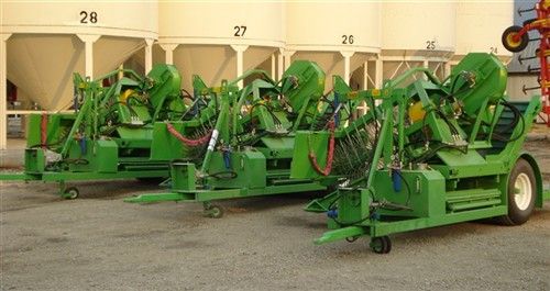 Jovaras公司牵引式蓝莓收获机