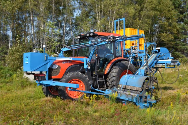 背负式野生蓝莓收获机采摘机构二