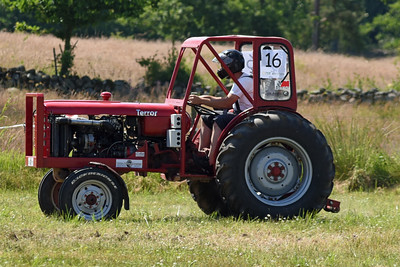 经典沃尔沃Terror拖拉机上演极限漂移