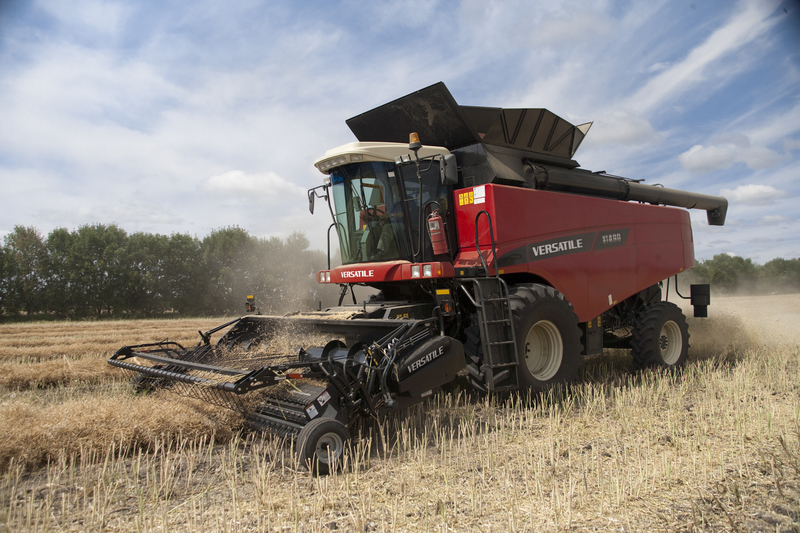 Versatile公司RT490自走式联合收割机