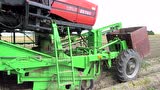 热特9540拖拉机配套马铃薯收获机作业