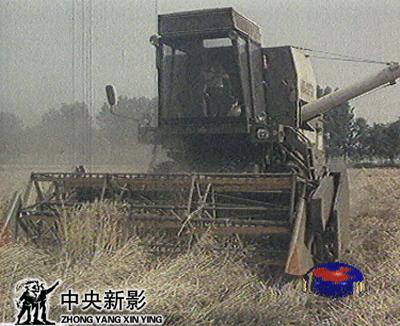 我国第一台大型联合收割机