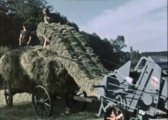 打捆机完成打捆后，欧美常见草捆处理方法