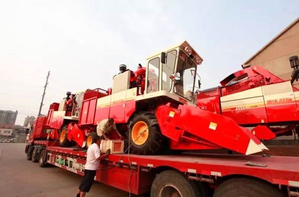 小麦联合收割机夏季运转途中应注意的事项