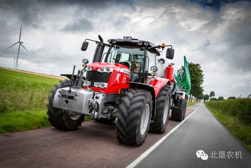 世界上第一款4缸200马力拖拉机问世
