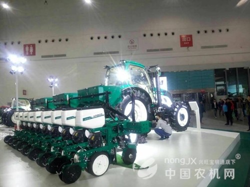 2016国际农机展第一天 雷沃欧豹强势来袭