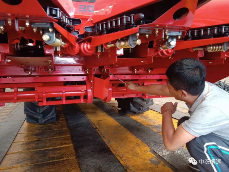 中农博远玉米收获机秋季使用注意事项 