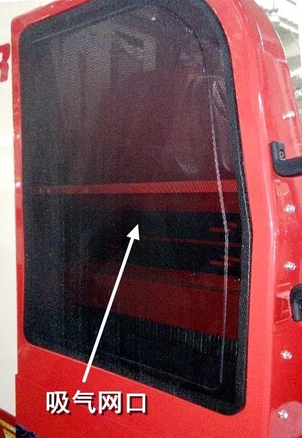 洋马全喂入收割机进气口、散热器过滤网的清理