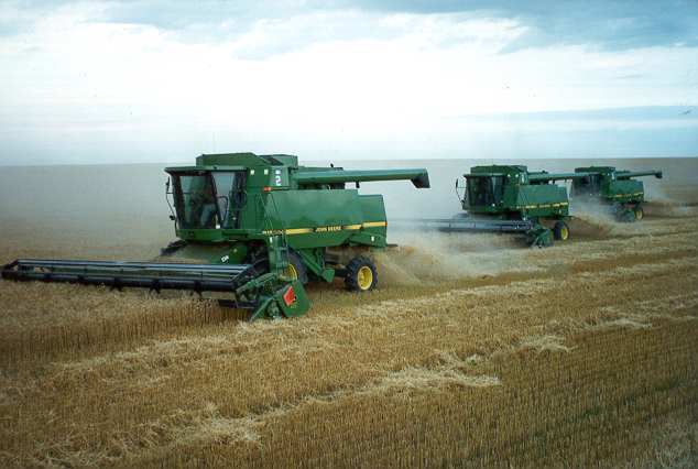 迪尔收获机照片