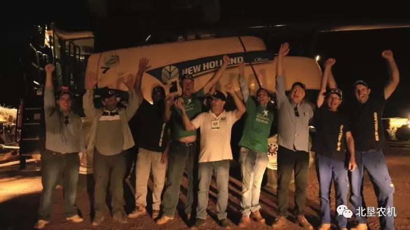 纽荷兰CR8.90收获机创下8小时收439.73吨大豆世界新记录