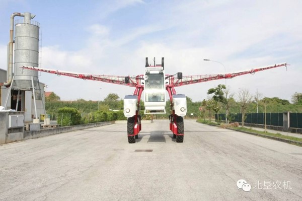 农业机械里的变形金刚——马斯奇奥URAGANO超高地隙喷药机 