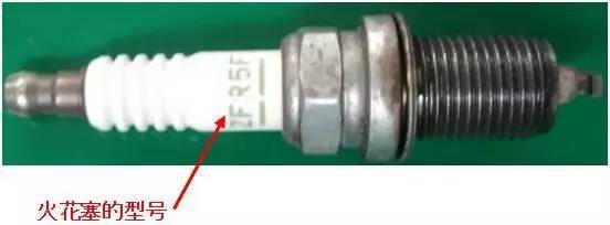汽油版插秧机火花塞的检查