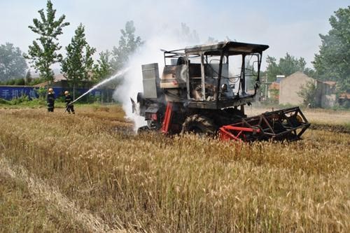 预防收割机着火注意事项 
