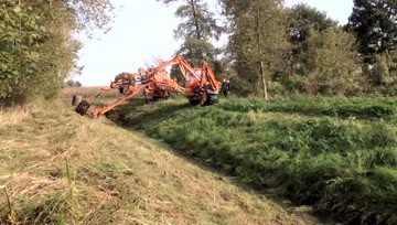 多臂仿形沟渠清理机