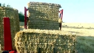 方捆牧草捡拾堆垛机