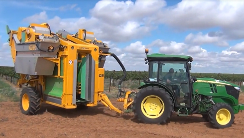 牵引式葡萄收获机