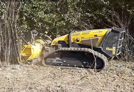 自走履带式堤坝修剪机