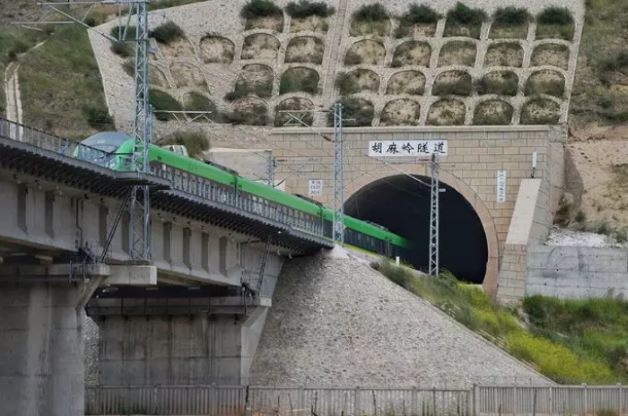 兰渝铁路最后贯通之极难隧道—胡麻岭隧道