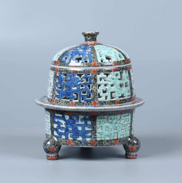 清康熙 五彩镂空夔纹香熏