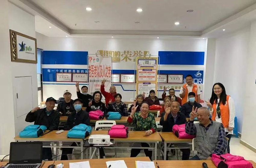 关爱老人 传递温情