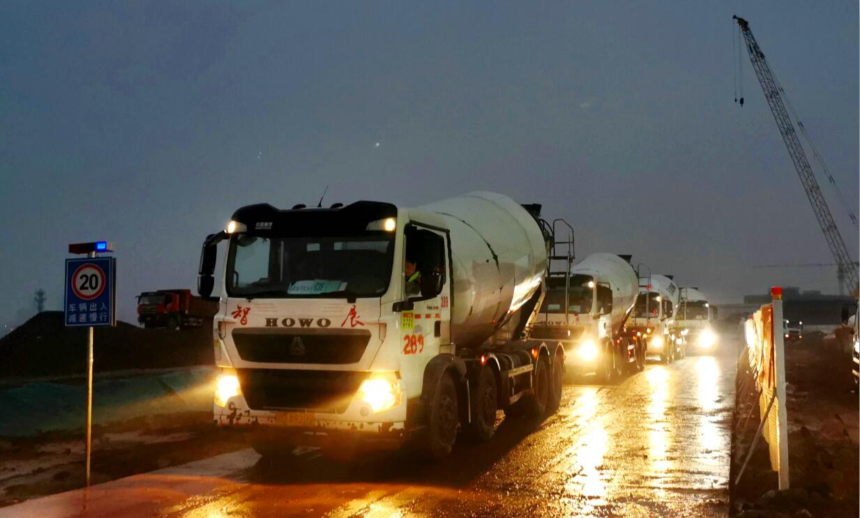 重庆轨道交通18号线10标筏板混凝土顺利浇筑完成