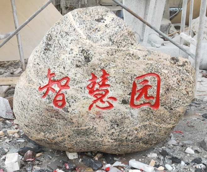 办公楼开展绿化种植活动