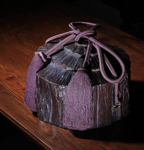 拍卖品“伽罗御手箱”以3660万元的价格成功拍出 拍卖品“伽罗御手箱”以3660万元的价格成功拍出