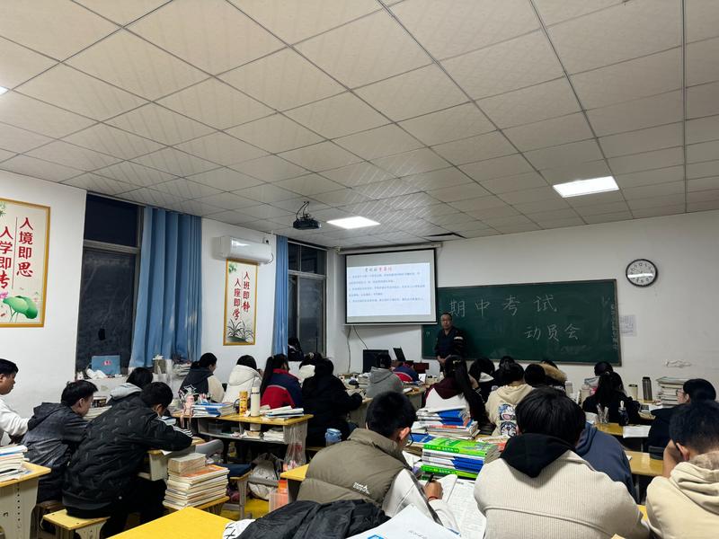 青春恰似火，正逢扬帆时