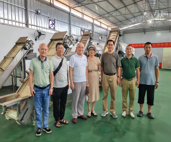 张云逸之子张光东将军参观海南星汇达胡椒加工厂
