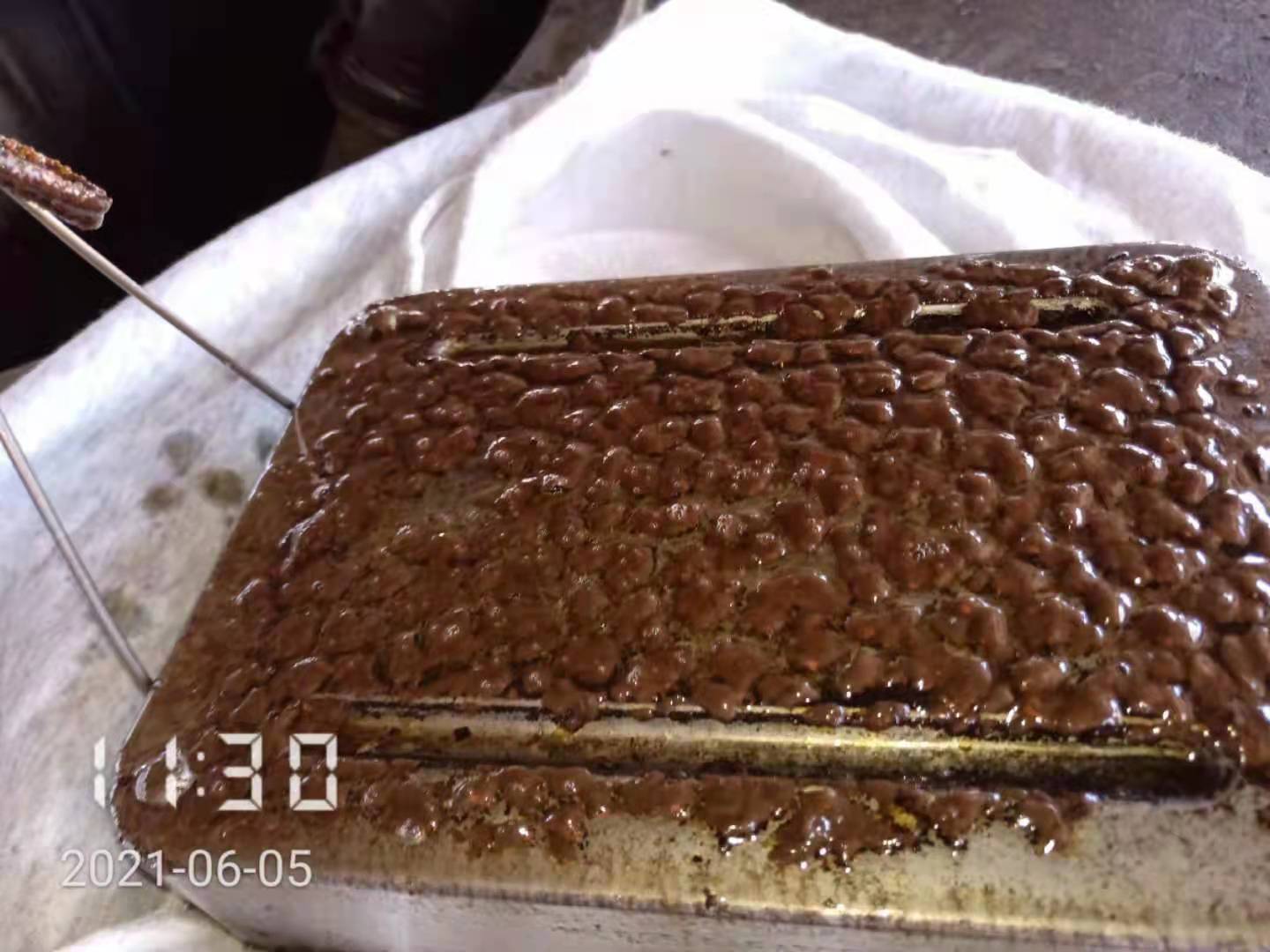 吸附油泥及颗粒，放置油箱底部