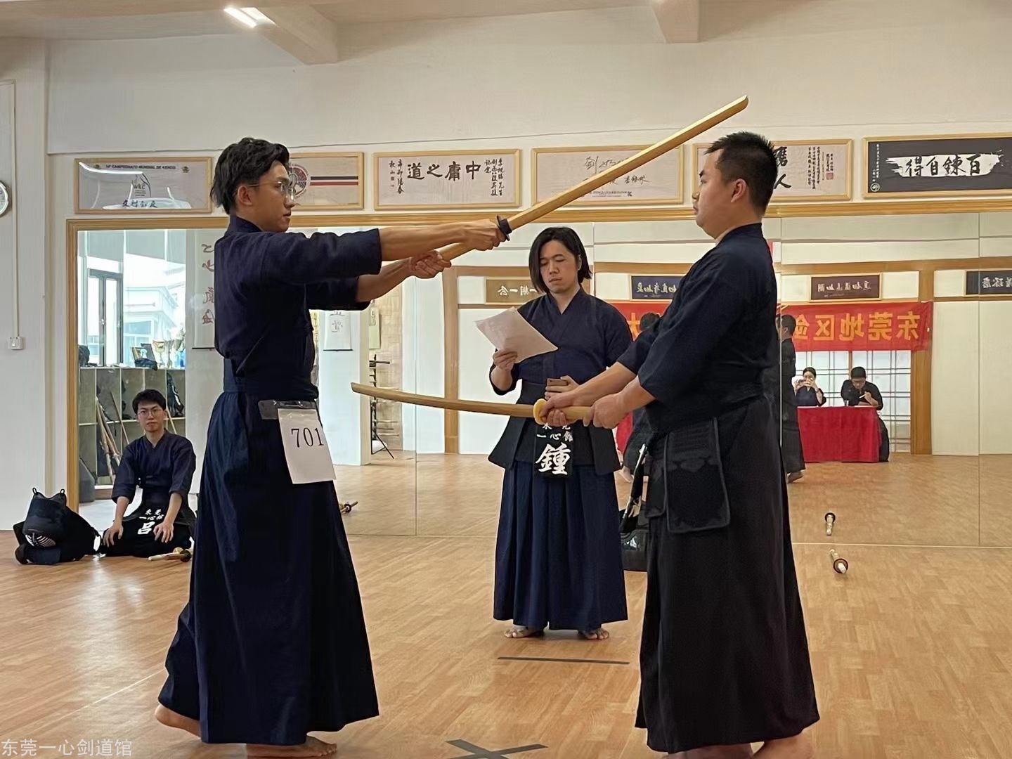 东莞剑道喜报，在刚刚结束的第七届深圳墨剑交流赛中，一心馆以下剑士：  张泽亚荣获三段组冠军  艾玉聪荣获男子个人组冠军  邓秀芳荣获女子个人组冠军  茅宇涵荣获女子个人组季军  叶政峰荣获男子新人组季军  一心馆剑士所在团体分别荣获冠军，季军！  2024年5月2日，广州修道馆剑友来访，大家进行了大量高效的考段练习，取得了良好的效果。  东莞剑道,东莞道场,剑道,东莞道馆  2024年5月2日，广州修道馆剑友来访，大家进行了大量高效的考段练习，取得了良好的效果。  东莞剑道,东莞道场,剑道,东莞道馆